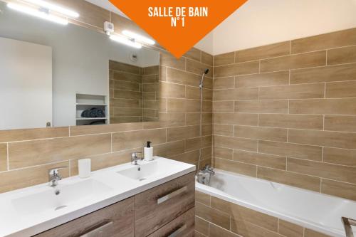 een badkamer met 2 wastafels en een bad bij Le Mans Est - Idéal Pro & Groupe - 8 maxi - Wifi in Allonnes