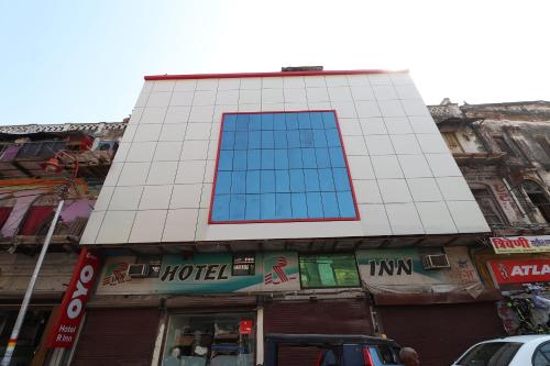 Muthiganj的住宿－Capital O Hotel R Inn，上面有蓝色窗户的建筑