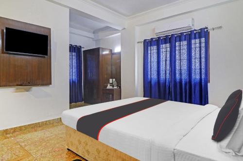 A bed or beds in a room at Capital O Halcyon Inr Suites Madhapur