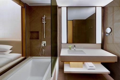 uma casa de banho com um lavatório e um chuveiro em Courtyard by Marriott Seoul Botanic Park em Seul