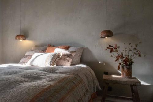 a bedroom with a bed with two lamps and a table at Chambres de Gilberoux in Floreffe