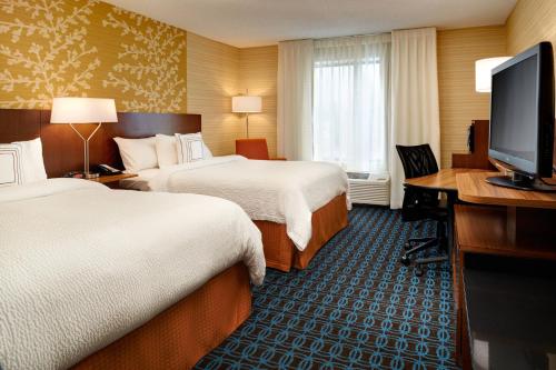 um quarto de hotel com duas camas e uma televisão de ecrã plano em Fairfield Inn by Marriott Frankenmuth em Frankenmuth