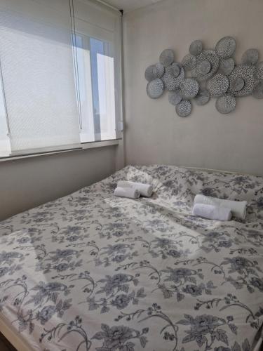 ein Schlafzimmer mit einem Bett mit zwei Handtüchern darauf in der Unterkunft Studio apartman Altea in Stinica