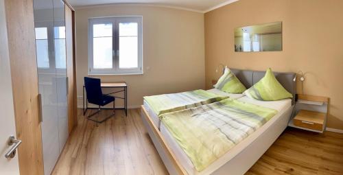 1 dormitorio con 1 cama con escritorio y silla en RheinWeinBoppard 2 - mit Rheinblick, en Boppard