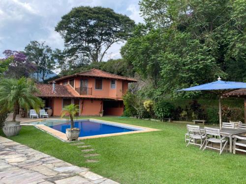 Bazén v ubytování Linda casa em Itaipava nebo v jeho okolí