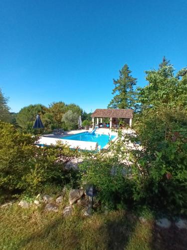 basen z altaną na dziedzińcu w obiekcie le petit gite Maison Croix du Sud w mieście Saint-Amand-de-Vergt