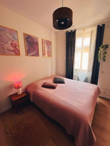 une chambre avec un grand lit et une fenêtre dans l'établissement Grand appartement cosy lumineux, à Saint-Maximin-la-Sainte-Baume