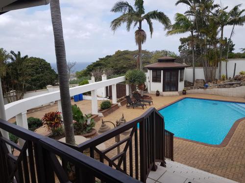 vistas a la piscina desde el balcón de una casa en Ingwe Manor Guesthouse en Margate