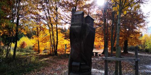 a statue in the middle of a park with trees at RheinWeinBoppard 2 - mit Rheinblick in Boppard