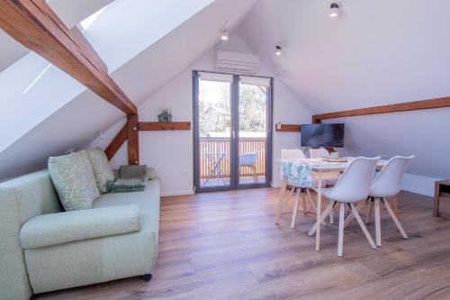 uma sala de estar com um sofá e uma mesa em Bled Lake Apartment House em Bled