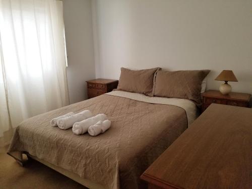 1 dormitorio con 1 cama con 2 toallas en Nuñez Apt en Buenos Aires
