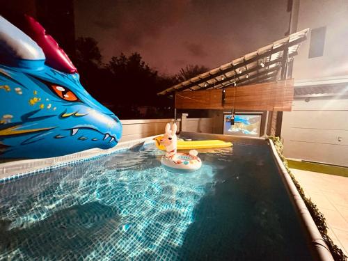 Bazén v ubytování Cozy Family Escape by StayCo - Pool, KTV, Outdoor Cinema & JACUZZI - Just 2 mins to Beach nebo v jeho okolí
