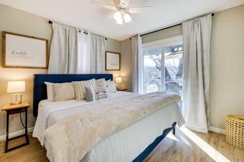 Postel nebo postele na pokoji v ubytování Lakefront Oklahoma Abode - Deck, Fire Pit and Grill