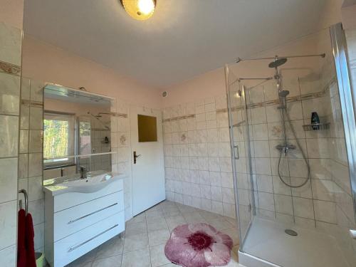 a bathroom with a shower and a sink at Ferienwohnung Magdalena in Königs Wusterhausen