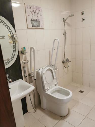 ein Badezimmer mit Toilette und Waschbecken in der Unterkunft سمأ الرفاع للشقق المخدومة in Khobar