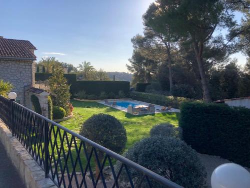 Discover a luxurious villa with a stunning pool and a lush garden , the ultimate escape for rest and relaxation