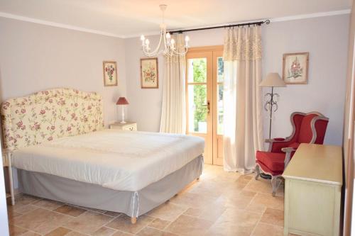 Ένα ή περισσότερα κρεβάτια σε δωμάτιο στο Discover a luxurious villa with a stunning pool and a lush garden , the ultimate escape for rest and relaxation