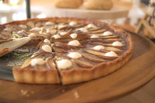 a pie with chocolate and marshmallows on a table at Apartamentos Boutique Poniente Playa in San Antonio