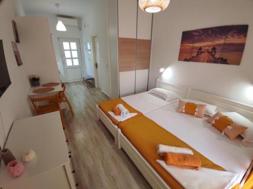 Posteľ alebo postele v izbe v ubytovaní ANGEL STUDIOS VRACHOS BEACH PREVEZA