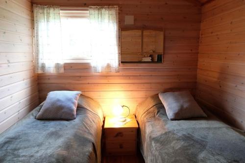 Postel nebo postele na pokoji v ubytování Vintage Norwegian Cabin Hyttekos i Lofoten