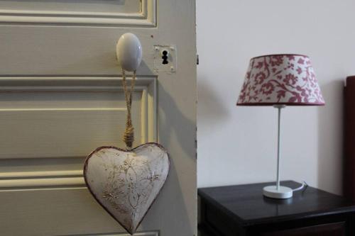 a heart hanging on a door next to a lamp at Gîte de charme en Hautes Côtes de Beaune in Nolay