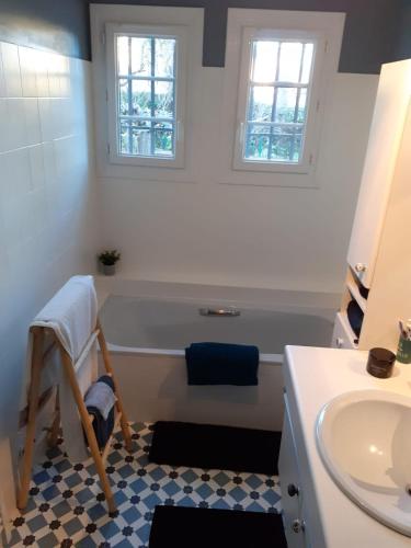 une salle de bain avec une baignoire et un lavabo dans l'établissement Family First, à Gargas