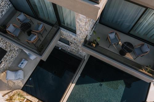 una vista aérea de una piscina con sillas y mesas en Opal Executive Suites, en Nauplia