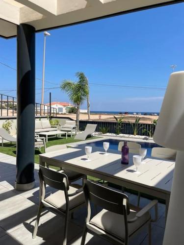 Luxury Villa with pool 1st line the sea