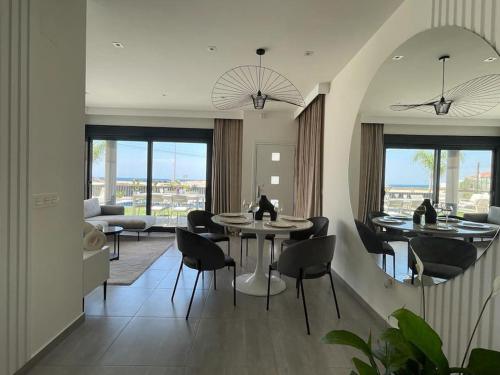 Luxury Villa with pool 1st line the sea