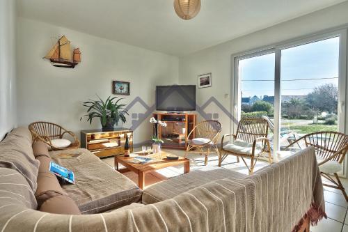 TV a/nebo společenská místnost v ubytování LocaLise - M12 -Ty Marjan - Vacances à quelques pas de la mer au Guilvinec - Wifi inclus - linge de lit inclus - Animaux bienvenus - Jardin avec possibilité d'être clos avec grillage