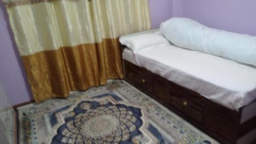 ein Zimmer mit zwei Betten und einem Teppich in der Unterkunft Mountainshade Home in Kathmandu