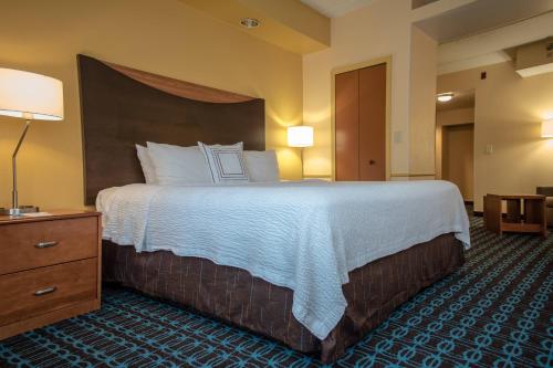 una habitación de hotel con una cama grande con sábanas blancas en Fairfield Inn & Suites by Marriott Knoxville/East, en Knoxville