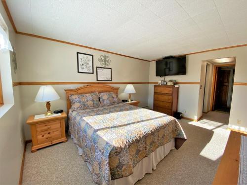 A bed or beds in a room at Hazel House