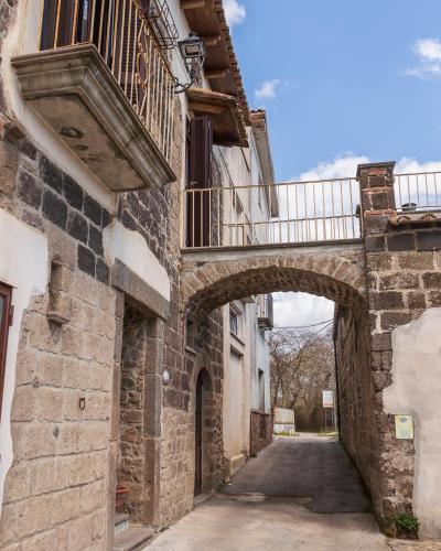 een steegje in een oud stenen gebouw met een balkon bij L'archetto in Roccamonfina