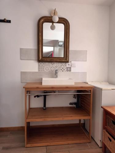 RigardaにあるStudio du clocherのバスルーム(洗面台、鏡付)