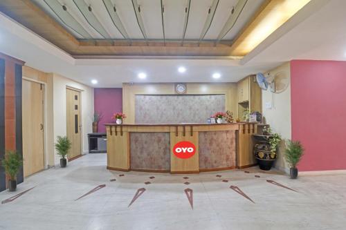 Um átrio de escritório com um pódio com um sinal de aoops. em Hotel Padmini Near Lakdikapool Metro Station em Hyderabad