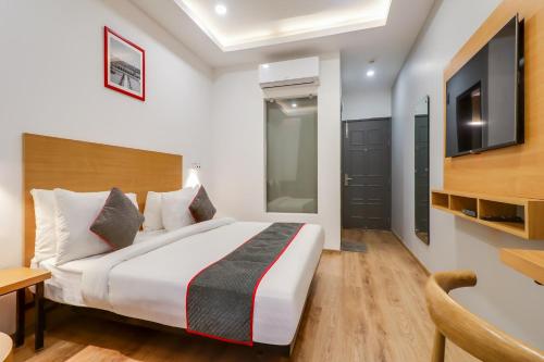 Ένα ή περισσότερα κρεβάτια σε δωμάτιο στο Super Townhouse Jashn