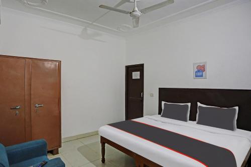 Postelja oz. postelje v sobi nastanitve Collection O Mayank Guest House Near ISKCON Temple Noida