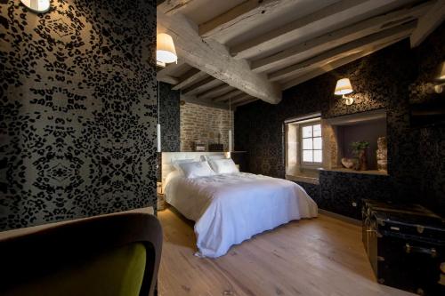 Tempat tidur dalam kamar di Maison du colombier