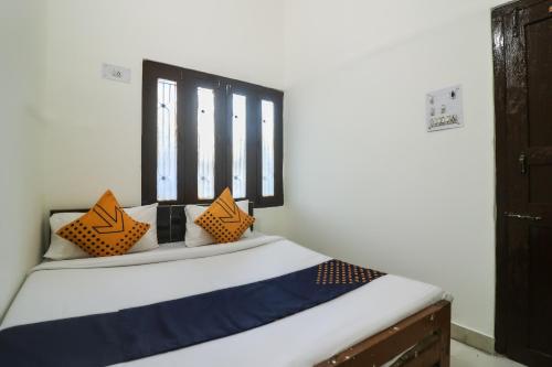Ein Bett oder Betten in einem Zimmer der Unterkunft OYO Hotel Priyanka Tourist Lounge
