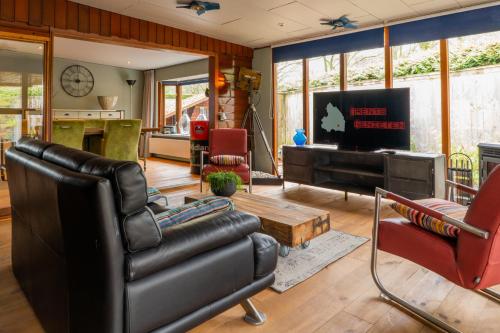 Posezení v ubytování Drents Genieten - Ericaheide met privé sauna en jacuzzi