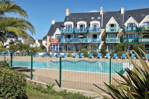 Kolam renang di atau dekat dengan LocaLise au Guilvinec - A22 - Belle vue sur la mer, la piscine et le jardin - Tout à pied, plages, port, centre, commerces, marché - Wifi inclus - Animaux bienvenus - Linge de lit inclus