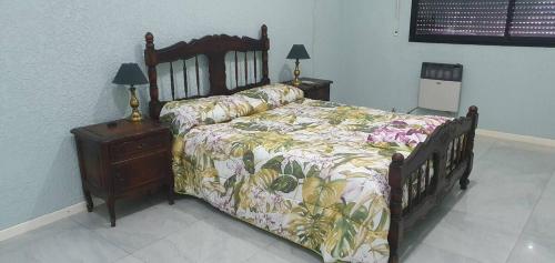 um quarto com uma cama e duas mesas de cabeceira e uma cama sidx sidx sidx em Casa en La Florida a metros río em Rosário