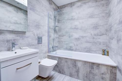 Bilik mandi di Hybrid Resi - London, Sutton with onsite car parking