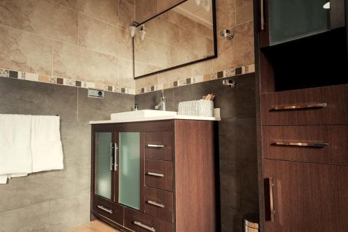 a bathroom with a sink and a mirror at Villa san jaime in Daimés