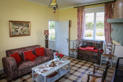 un salon avec un canapé et une table dans l'établissement CRASVILLE- EN COTENTIN VUE EPOUSTOUFLANTE SUR LA MER, à Crasville