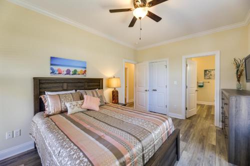 1 dormitorio con 1 cama y ventilador de techo en Pet-Friendly Emerald Isle Vacation Rental! en Emerald Isle