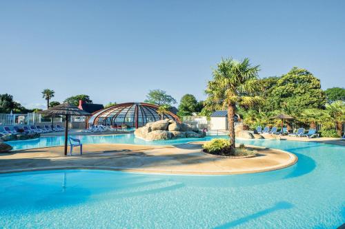 een zwembad in een resort met een waterpark bij Camping Landudec in Landudec