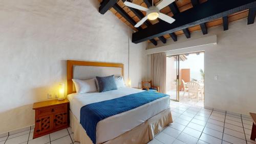 1 dormitorio con 1 cama y ventilador de techo en Park Royal Homestay Los Tules Puerto Vallarta en Puerto Vallarta