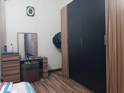 a bedroom with a mirror and a bed and a dresser at شقة مفروشة للايجار فى مصر الجديده مدة قصيرة باليوم in Cairo